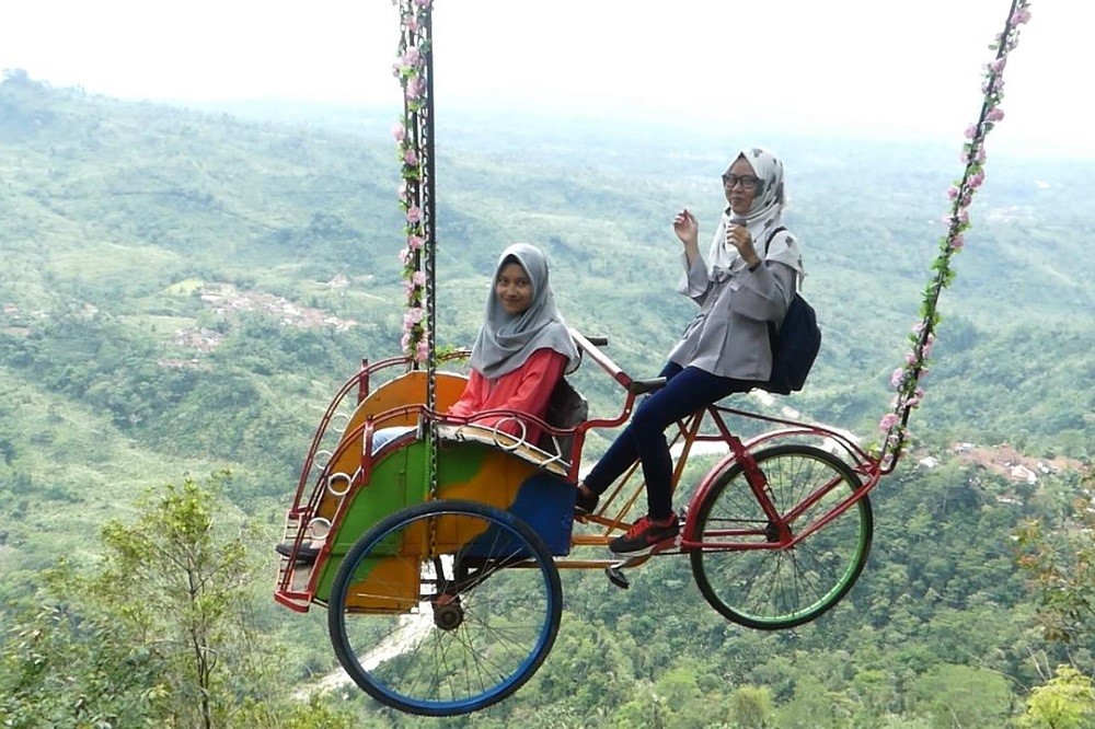 Yuk Coba Sensasi Mengayuh Becak di Atas Awan. Menantang Banget Lho!