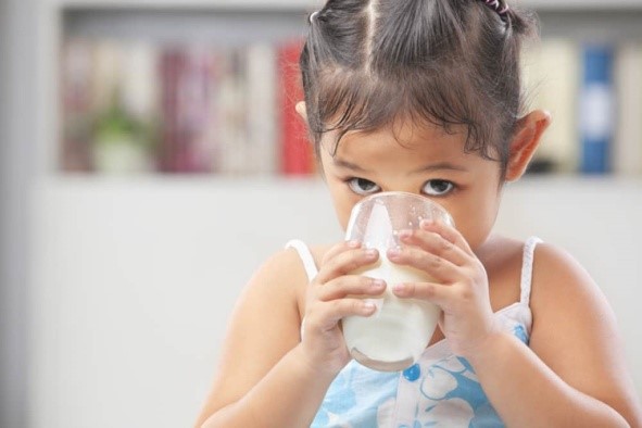 Susu Jangan Diberikan Saat Dekat Jam Makan Anak. Ini Alasannya!