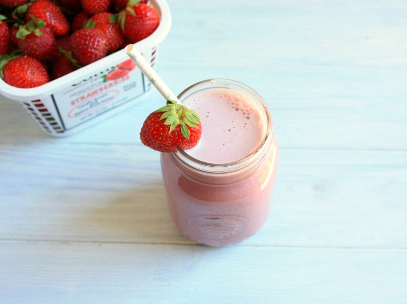 Bikin Fresh Strawberry Milk di Rumah Yuk, Milk Lovers!