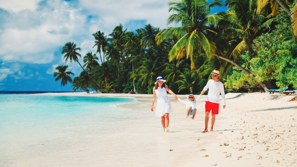 Tips Agar Kulit Tak Terbakar Usai Wisata di Pantai